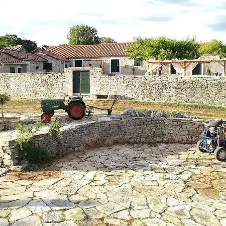 Semesterbostad Juniper Stone Benkovac